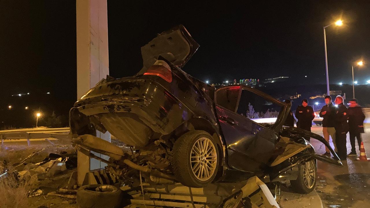 Ankara’da yön tabelası direğine çarpan otomobildeki 4 kişi öldü, 1 kişi yaralandı